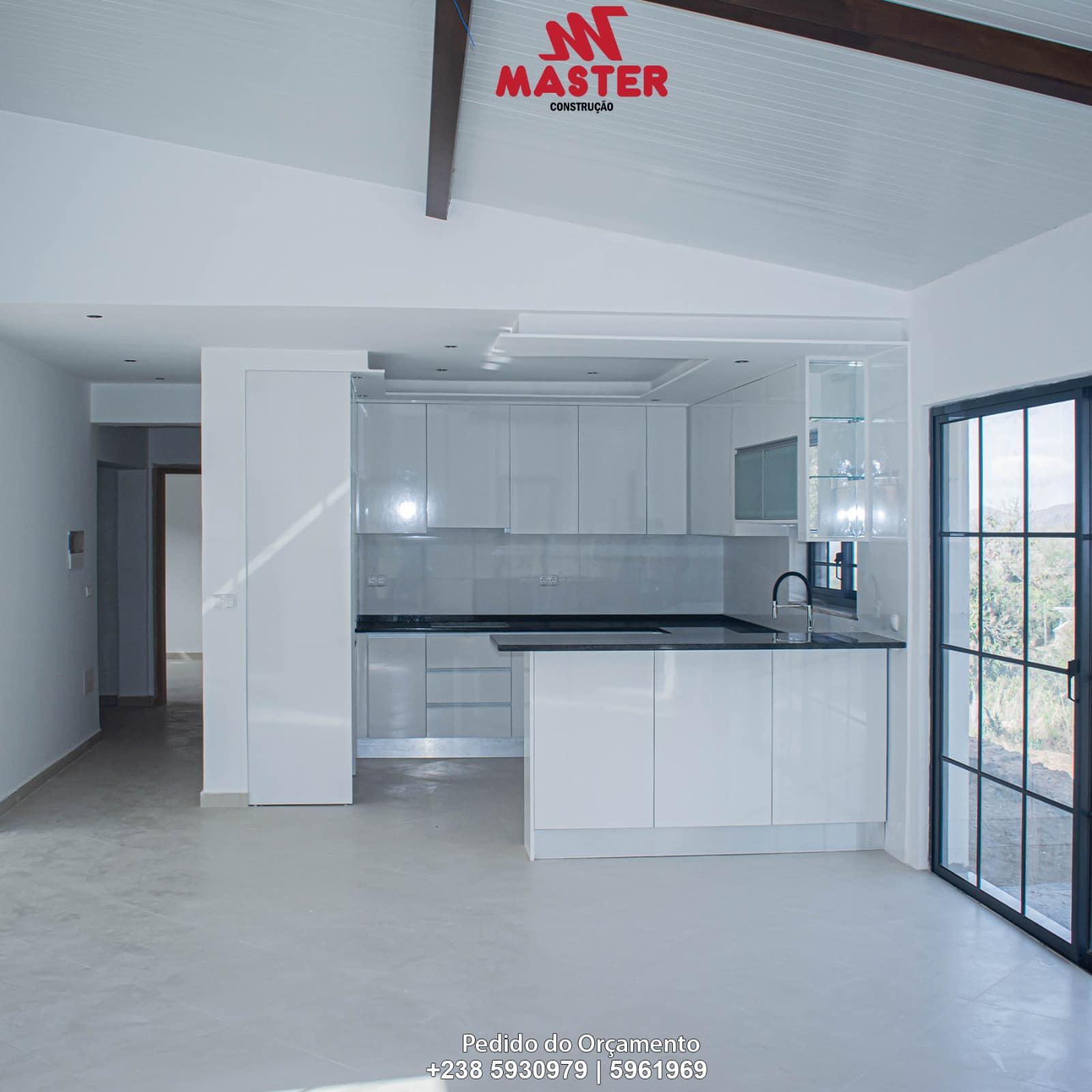 Cozinha moderna com acabamentos em branco e bancada de granito negro executada pela Master Construção na Praia.