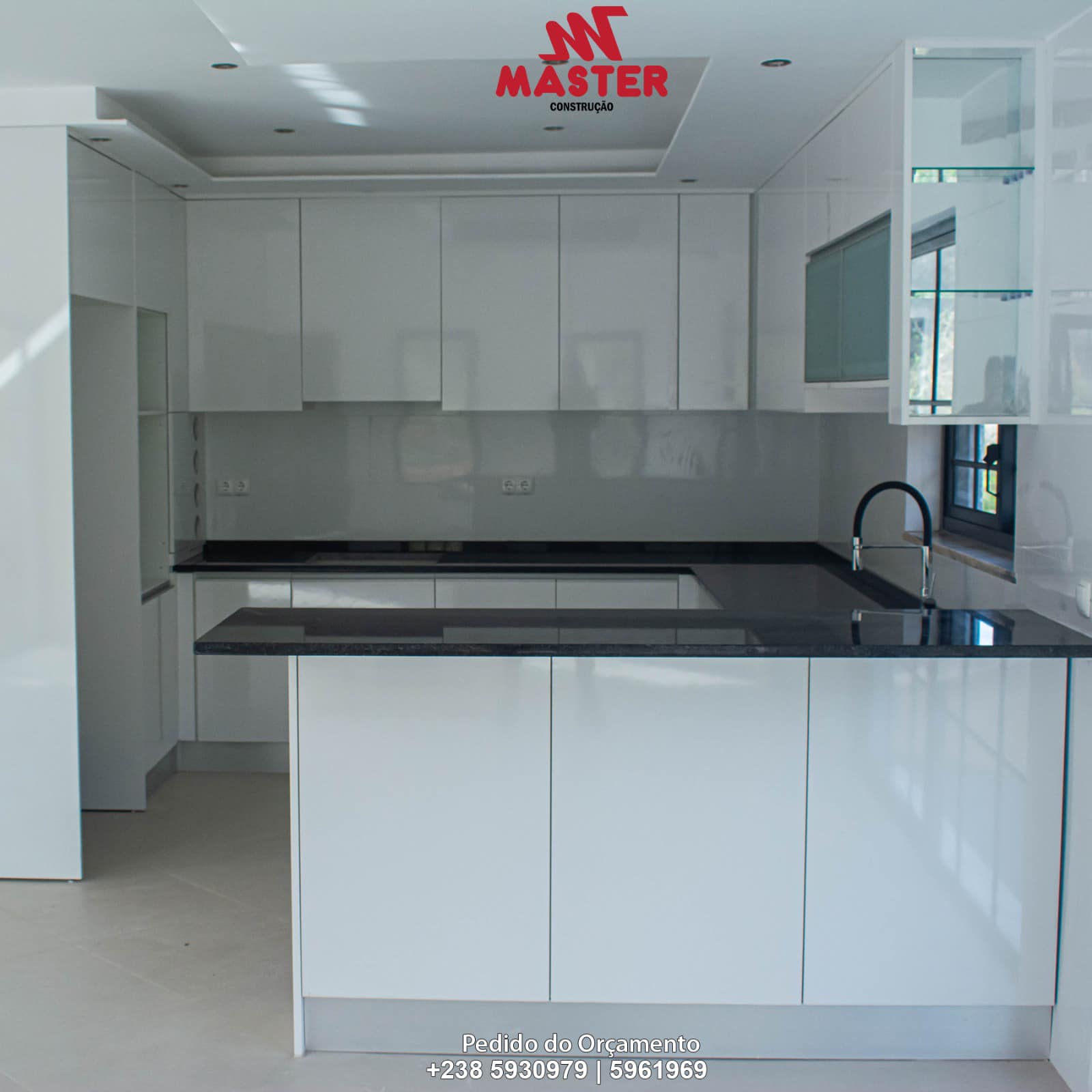 Detalhe de acabamentos de alta qualidade em cozinha funcional com teto falso e iluminação embutida – Master Construção.