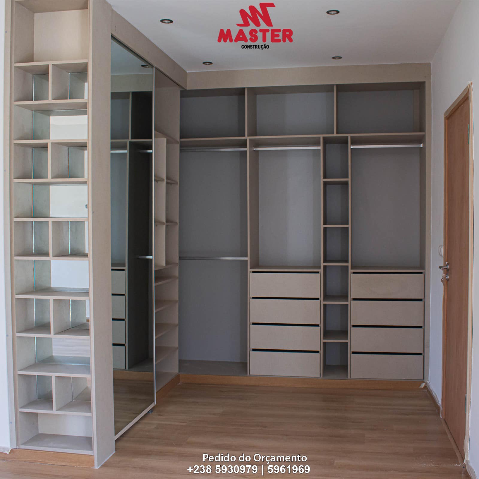 Instalação de closet personalizado em madeira para moradia de luxo em Cabo Verde – Carpintaria e Interiores Master.